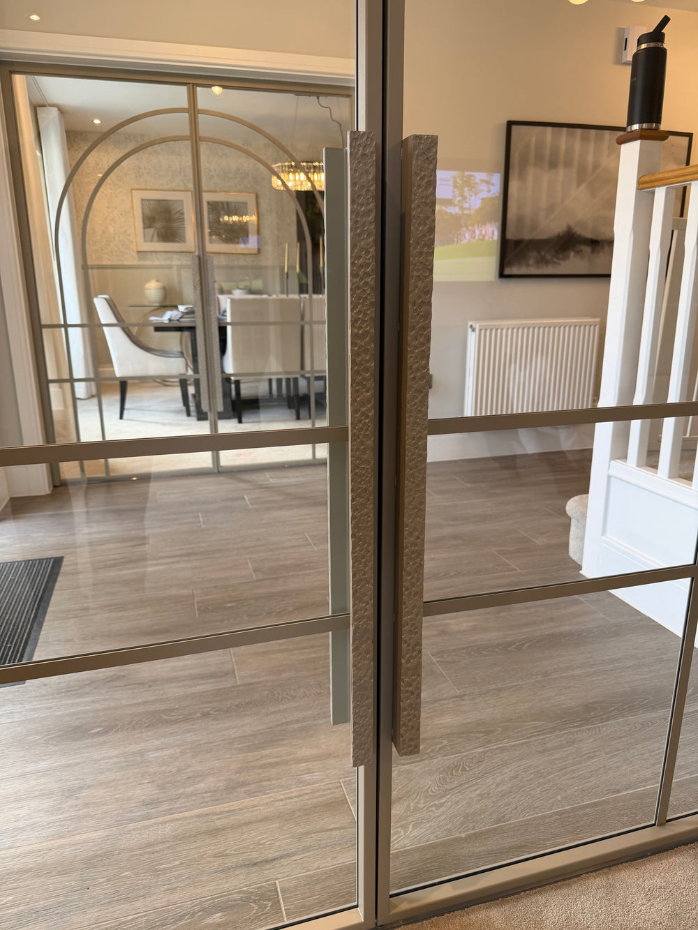 Hammered pull handle in Ivory Sands finish